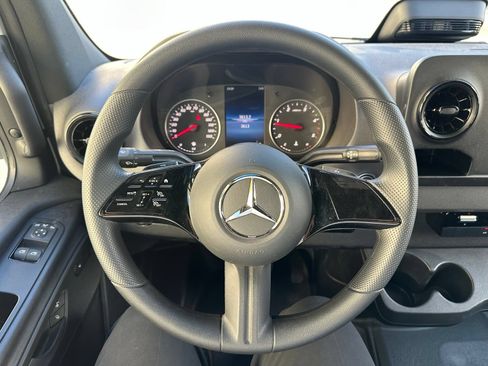 Used 2025 Mercedes-Benz Sprinter 2500 image 3