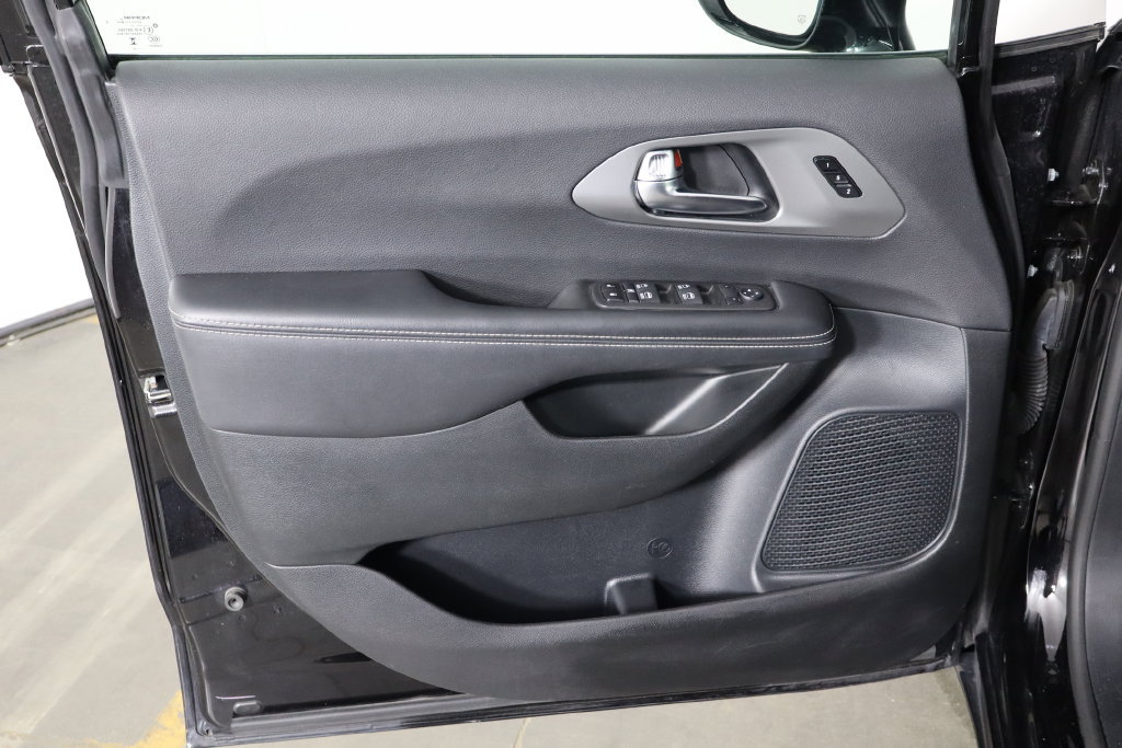 Used 2025 Chrysler Pacifica Select FWD image 20