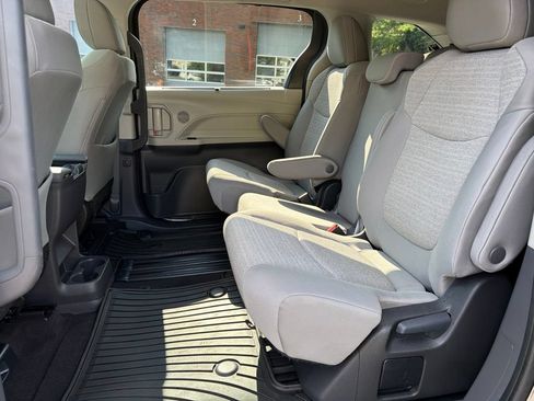 Used 2024 Toyota Sienna LE w/ LE Plus Package FWD image 28