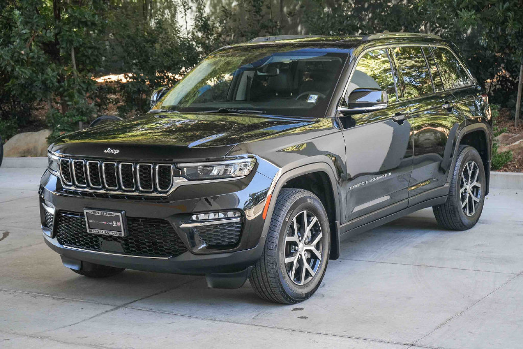 Used 2023 Jeep Grand Cherokee Limited w/ MOPAR Finishing Package RWD image 3