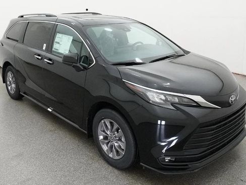 New 2026 Toyota Sienna XLE image 4