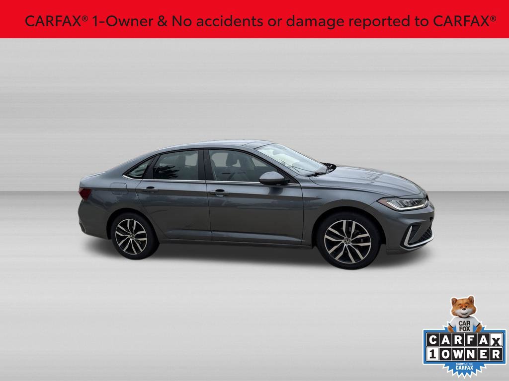 Used 2025 Volkswagen Jetta SE FWD image 3