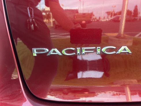 Used 2018 Chrysler Pacifica Limited image 42