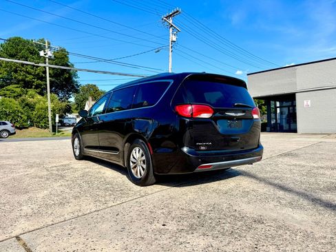 Used 2019 Chrysler Pacifica Touring-L FWD image 8