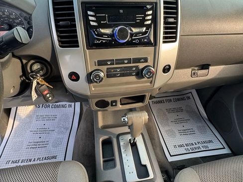 Used 2010 Nissan Frontier SE image 16