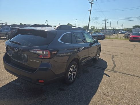 Used 2024 Subaru Outback Premium AWD/4WD image 3
