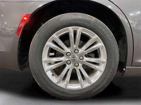 Used 2016 Chrysler 300 C image 15