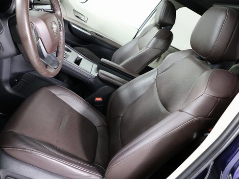 Used 2021 Toyota Sienna Platinum image 10