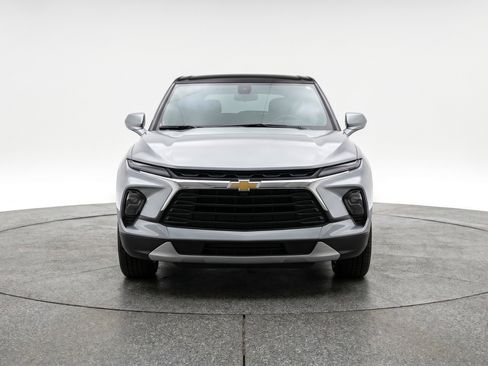 Used 2025 Chevrolet Blazer LT FWD image 2
