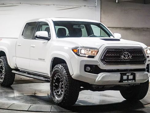Used 2017 Toyota Tacoma TRD Sport AWD/4WD image 3