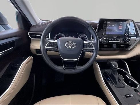 Used 2020 Toyota Highlander XLE FWD image 8