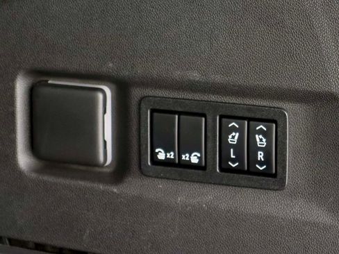 Used 2022 GMC Yukon XL SLT w/ SLT Premium Package image 32