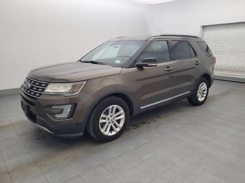 Used 2016 Ford Explorer XLT image 2