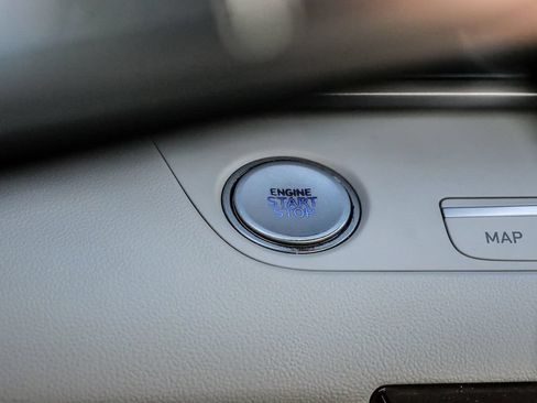 Used 2025 Hyundai Elantra Limited FWD image 33