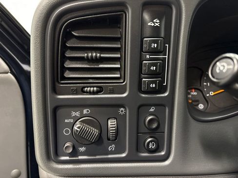Used 2004 Chevrolet Silverado 2500 LS w/ Heavy-Duty Power Package AWD/4WD image 25