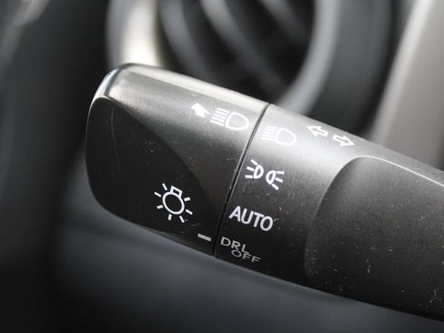 Used 2018 Toyota RAV4 LE FWD image 27