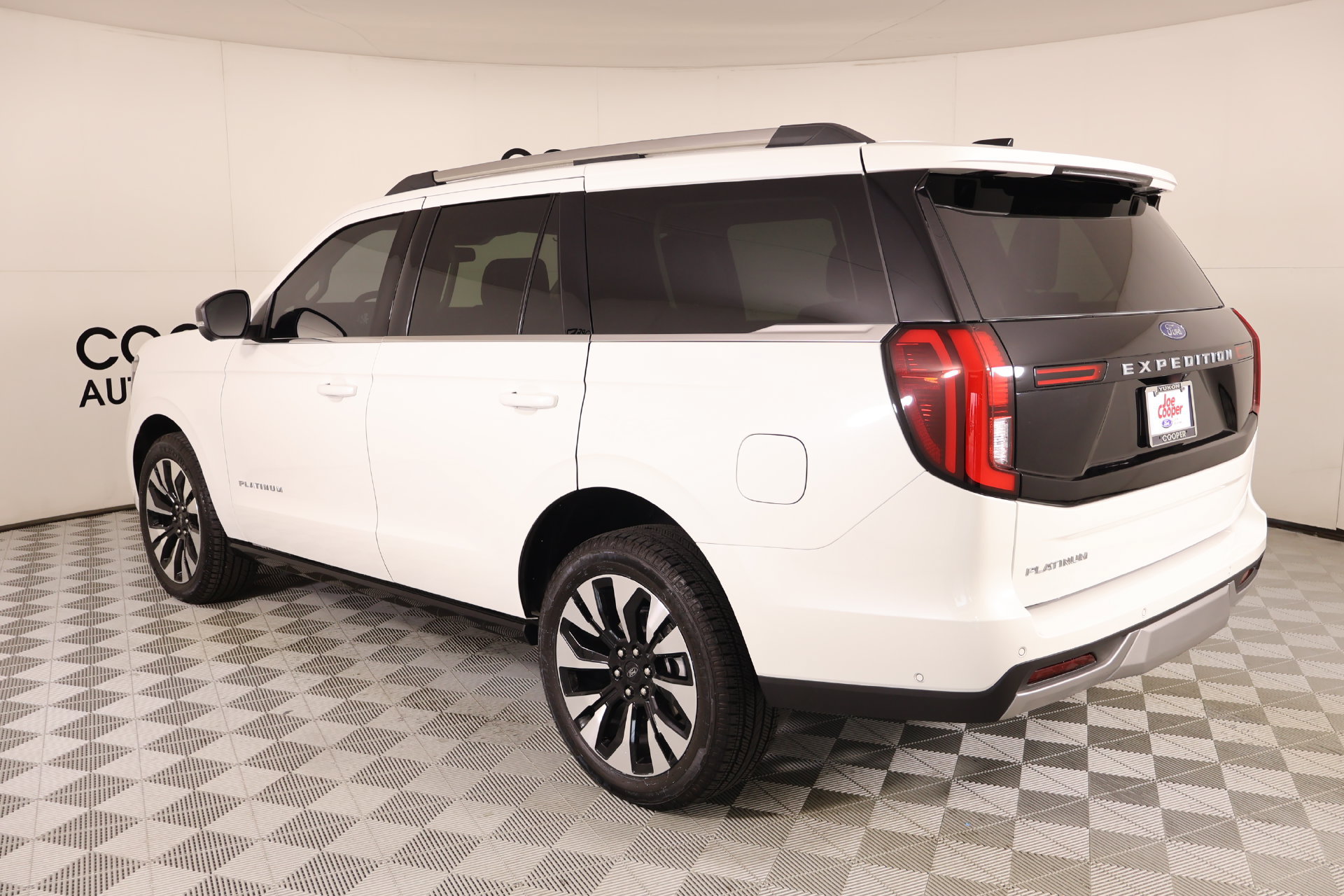 Used 2025 Ford Expedition Platinum w/ Driver's Package AWD/4WD image 24