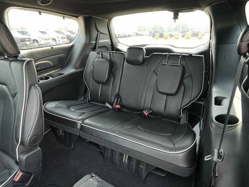Used 2025 Chrysler Pacifica Limited FWD image 20