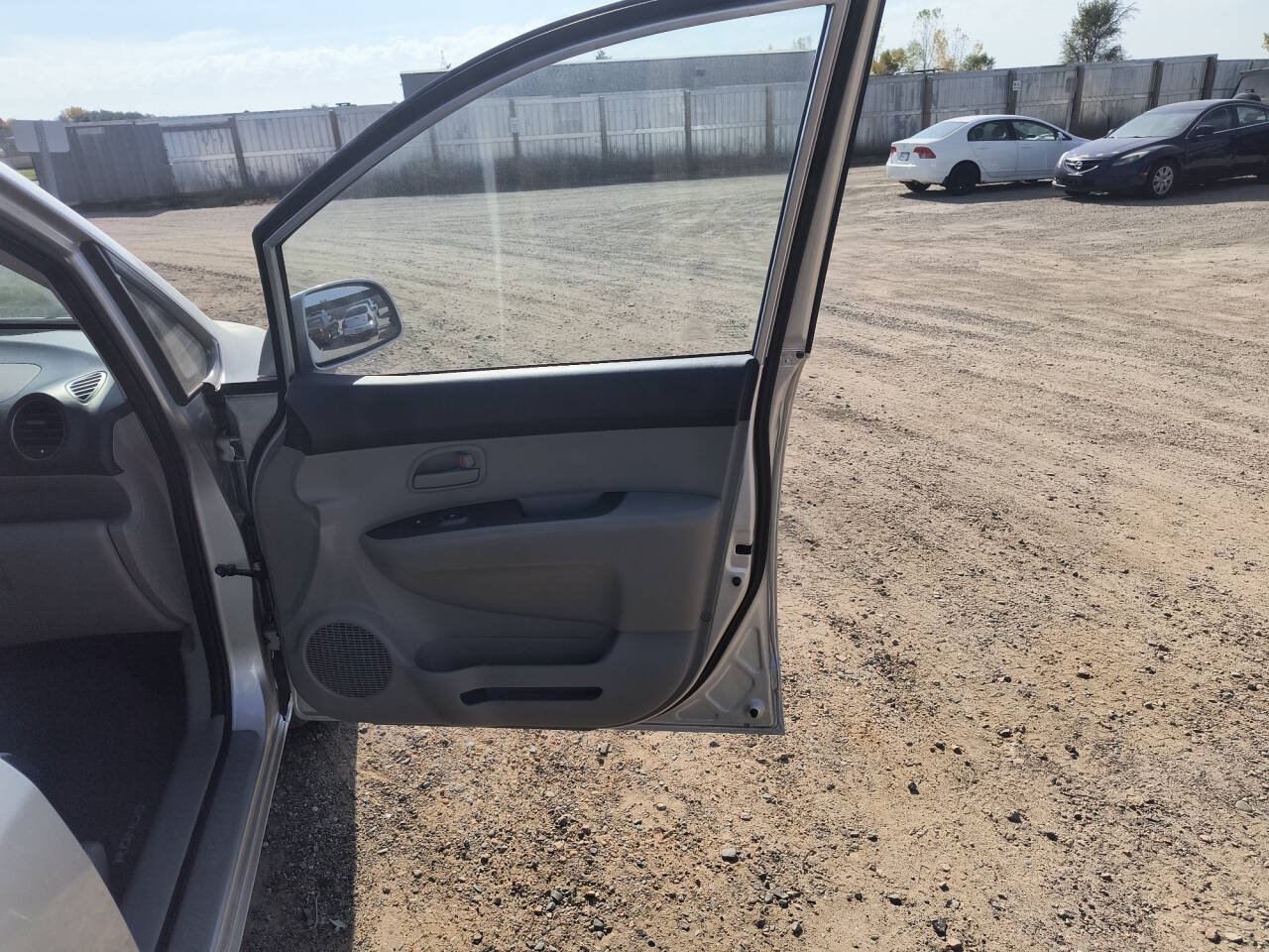 Used 2008 Kia Rondo FWD image 28