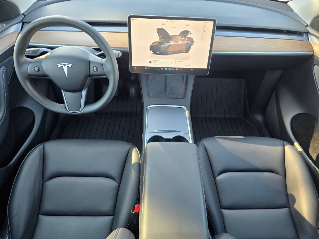 Used 2025 Tesla Model Y Long Range RWD image 18