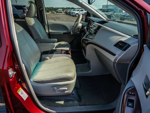 Used 2012 Toyota Sienna XLE FWD image 13