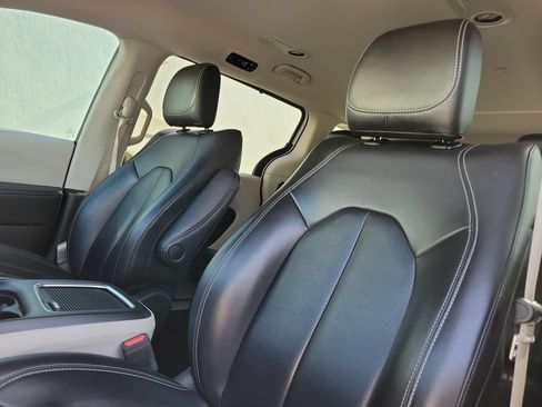 Used 2023 Chrysler Pacifica Touring-L FWD image 24