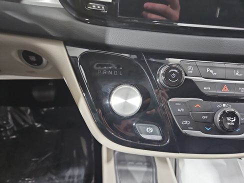 Used 2023 Chrysler Pacifica Touring-L FWD image 23