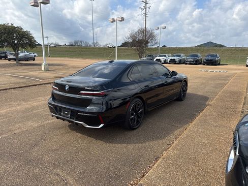 Used 2023 BMW 740i w/ Luxury Rear Seating Package image 5