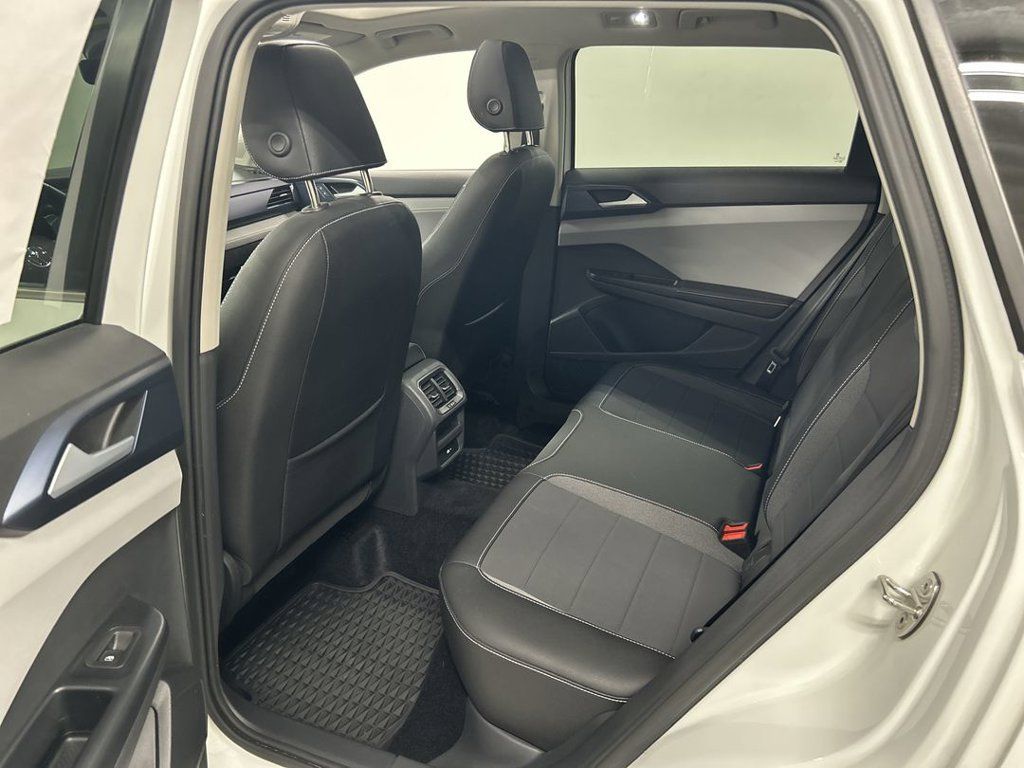Certified 2024 Volkswagen Taos SE w/ Panoramic Sunroof Package AWD/4WD image 20
