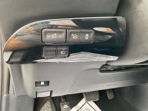 Used 2022 Toyota Prius LE FWD image 60