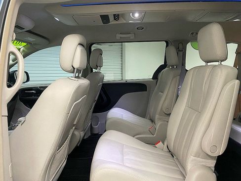 Used 2016 Chrysler Town & Country Touring w/ Driver Convenience Group image 11