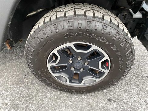 Used 2016 Jeep Wrangler Unlimited Rubicon image 40