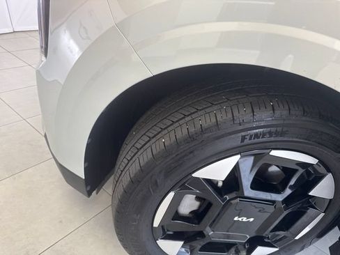 Used 2025 Kia Carnival EX FWD image 27
