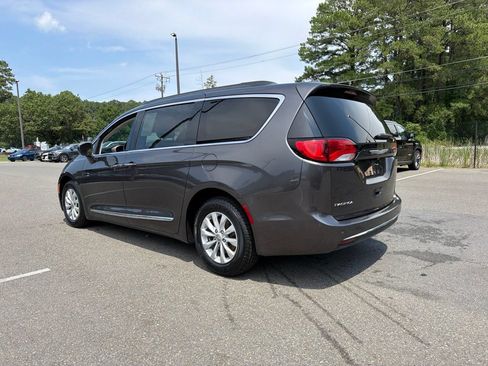 Used 2017 Chrysler Pacifica Touring-L FWD image 7
