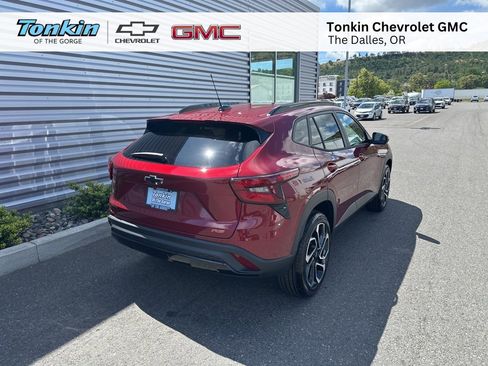 New 2025 Chevrolet Trax RS image 3