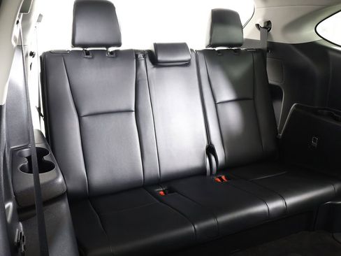 Used 2024 Toyota Highlander XLE AWD/4WD image 40