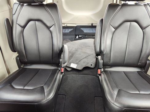 Used 2024 Chrysler Pacifica Touring-L FWD image 27