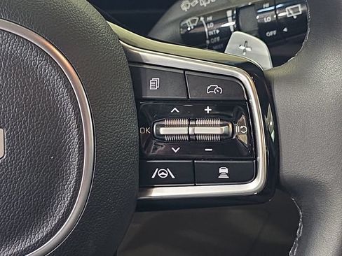 Used 2025 Kia Carnival EX FWD image 30
