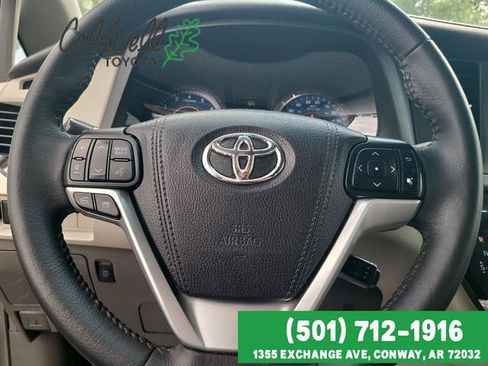 Used 2017 Toyota Sienna XLE Premium FWD image 13