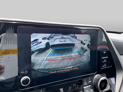 Used 2025 Toyota Highlander XLE FWD image 27