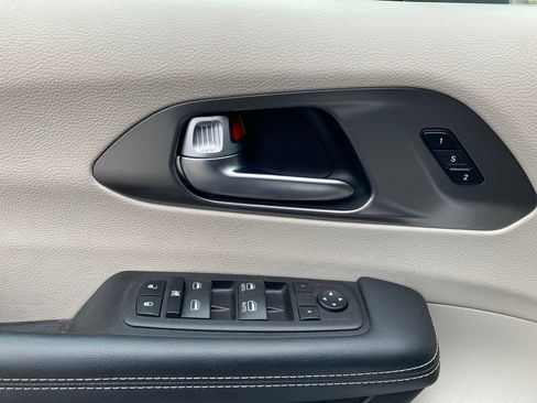 Used 2023 Chrysler Pacifica Touring-L image 13