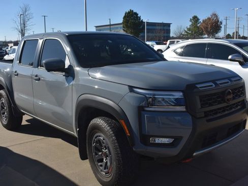 Used 2025 Nissan Frontier PRO-4X w/ Pro Convenience Package image 3