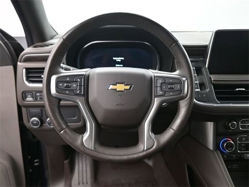 Used 2022 Chevrolet Suburban LT w/ Luxury Package image 7