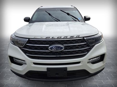 Used 2022 Ford Explorer XLT image 2