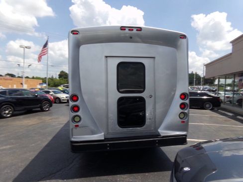 Used 2012 Ford E-450 and Econoline 450 Super Duty w/ Shuttle Bus Prep Pkg image 5