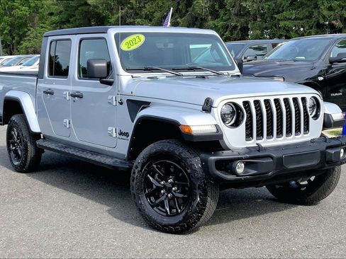 Used 2023 Jeep Gladiator Sport AWD/4WD image 2