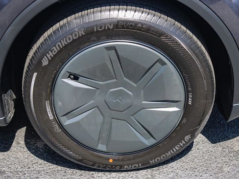 Used 2026 Tesla Model Y 2WD image 11