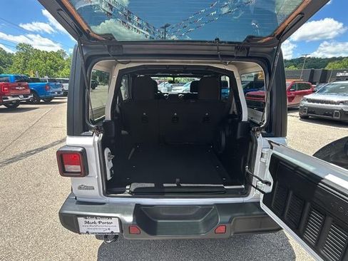 Used 2022 Jeep Wrangler Unlimited Sahara w/ Cold Weather Group AWD/4WD image 33