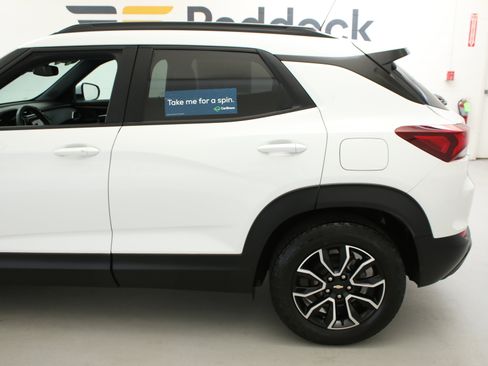 Certified 2023 Chevrolet TrailBlazer ACTIV w/ Sun and Liftgate Package FWD image 3