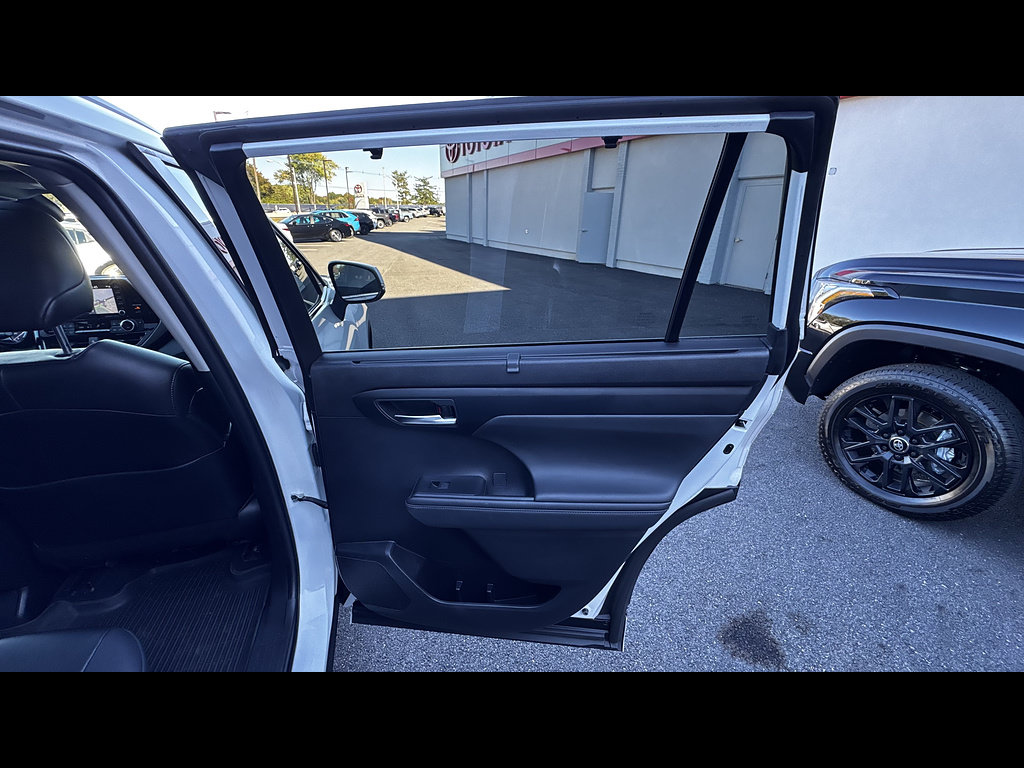 Used 2022 Toyota Highlander XLE AWD/4WD image 20